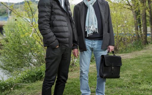 zwei-herren-am-strand-Ds7X0I